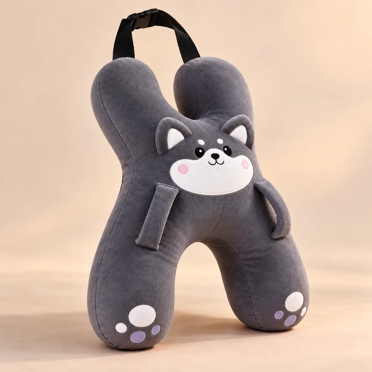 Coussin câlin de voiture Husky gris, vu de trois-quarts, avec sa sangle à boucle